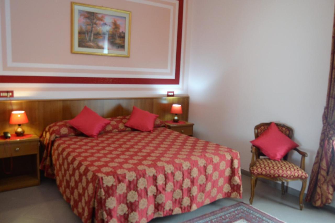 Hotel Facioni Pomezia Exterior photo